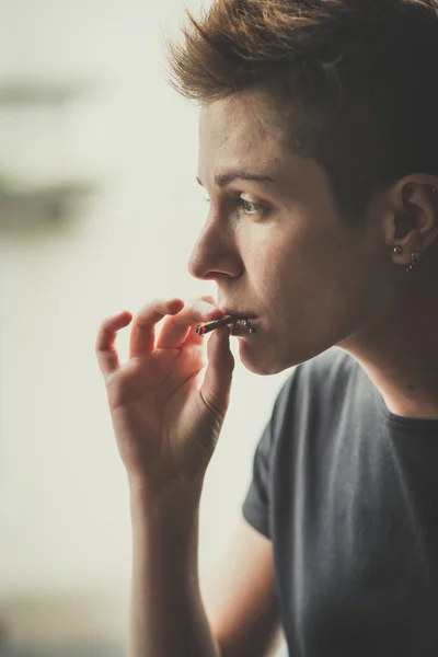 Lesbian woman smoking — Stock Photo, Image