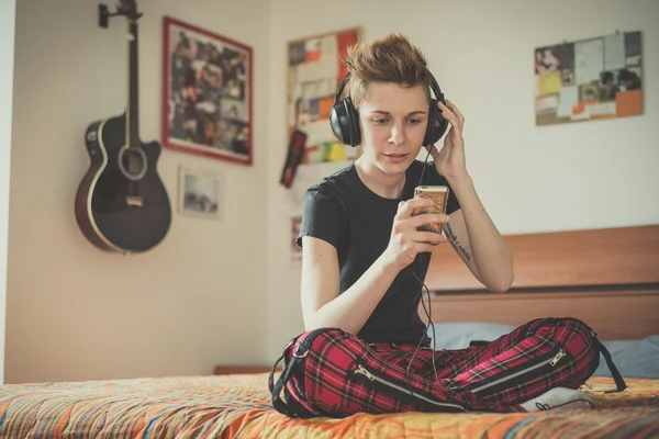 Lesbian woman listening to music — Stock Photo, Image