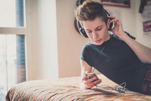 Lesbian  woman listening to music — Stock Photo, Image