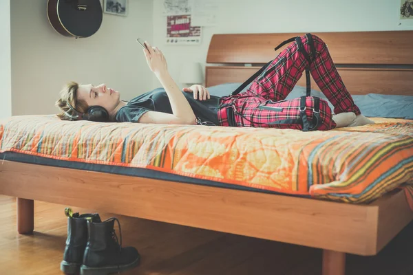 Lesbian  woman listening to music — Stock Photo, Image