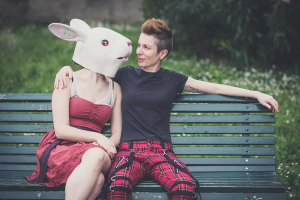 Jeune lesbienne style de cheveux élégant femme lapin masque — Photo