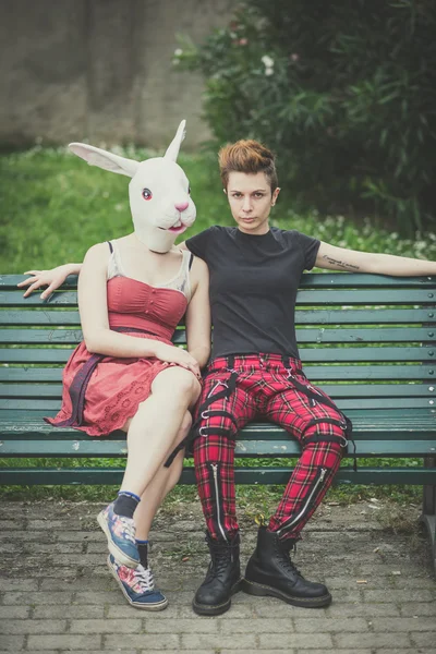 Jonge lesbische stijlvolle haren stijl vrouw konijn masker — Stockfoto