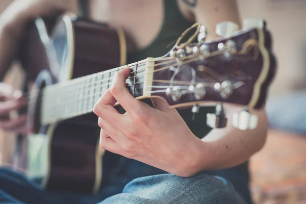 Primer plano de las manos de mujer tocando la guitarra —  Fotos de Stock