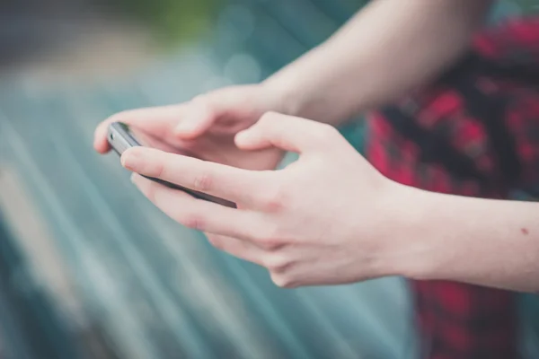 Jeune lesbienne style de cheveux élégant femme en utilisant le téléphone intelligent — Photo