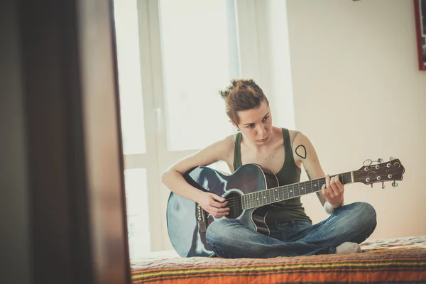 Lesbische Frau spielt Gitarre — Stockfoto