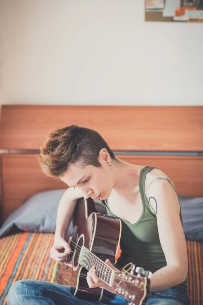 Lesbian woman playing guitar — Stock Photo, Image