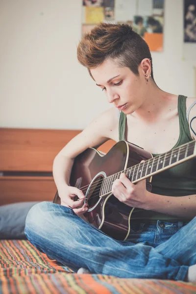 Лесбиянка играет на гитаре — стоковое фото