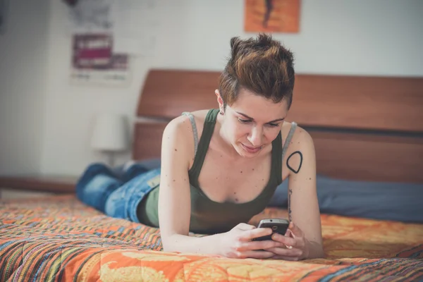 Mulher lésbica usando telefone inteligente — Fotografia de Stock