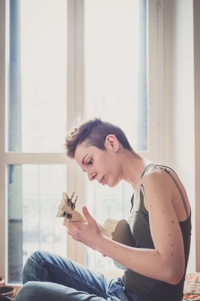 Lesbische vrouw spelen gitaar — Stockfoto