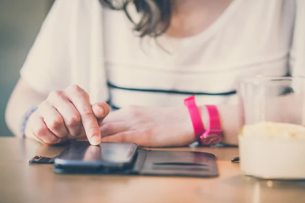 Закрыть женские руки с помощью смартфона Стоковое Фото