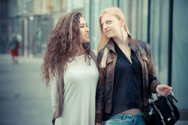 sarışın ve esmer güzel şık genç kadın