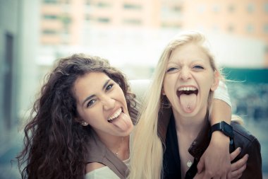 sarışın ve esmer güzel şık genç kadın