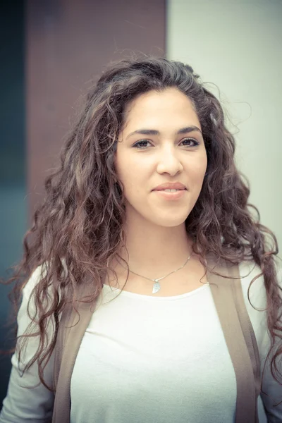 Schöne lockige lange brünette Haare marokkanische Frau — Stockfoto