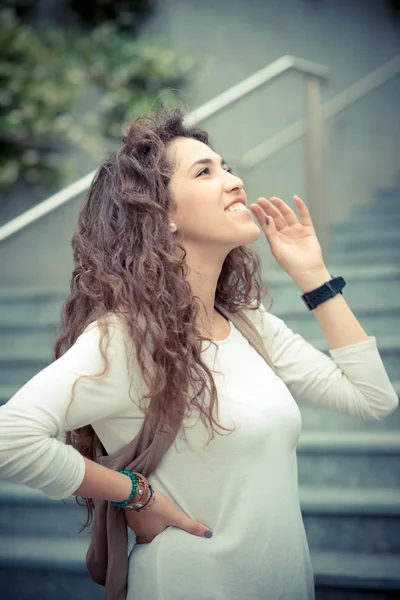 Belle frisée longue brune cheveux femme marocaine — Photo