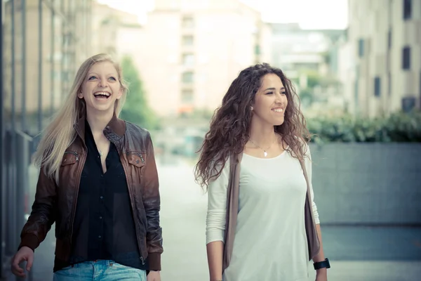 Blond en brunette mooie stijlvolle jonge vrouwen — Stockfoto