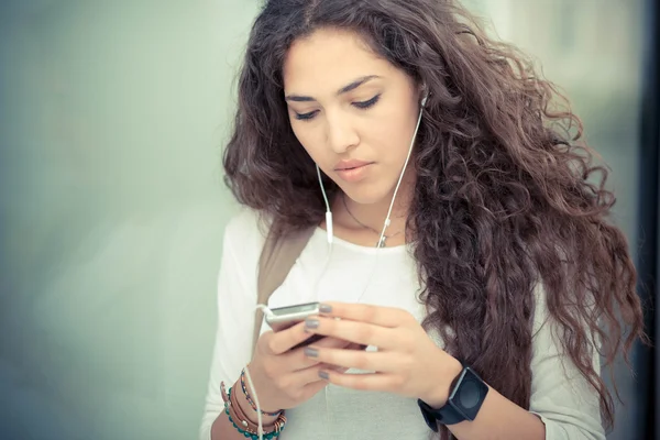 スマート フォンを使用して美しいモロッコの女性 ストック写真 C Peus