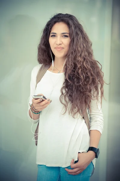 Schöne lockige lange brünette Haare marokkanische Frau — Stockfoto