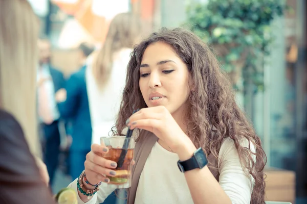 Schöne lockige lange brünette Haare marokkanische Frau mit Cocktail — Stockfoto