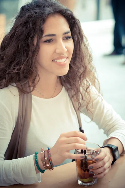 Lång brunett hår marockanska kvinna — Stockfoto