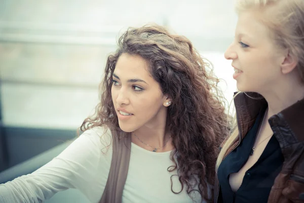 Blond und brünett schöne stilvolle junge Frauen — Stockfoto