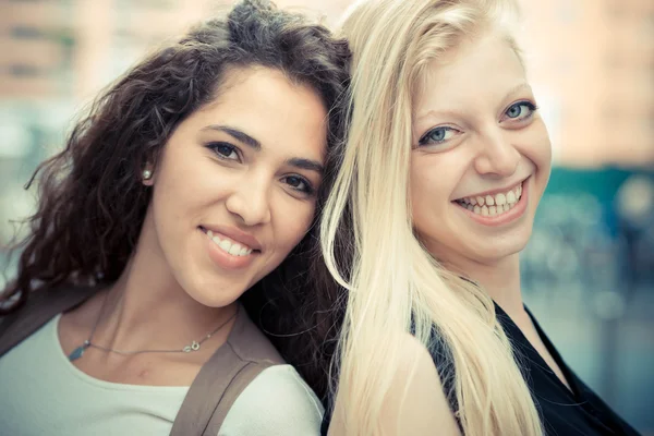 Blond en brunette mooie stijlvolle jonge vrouwen — Stockfoto