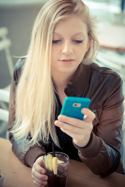 Vacker ung blond kvinna — Stockfoto