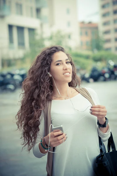 Belle frisée longue brune cheveux femme marocaine — Photo