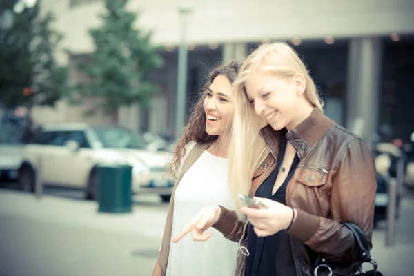 Blondýna a bruneta krásné stylové mladé ženy — Stock fotografie