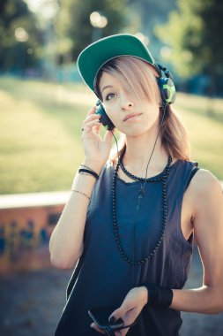 Müzik dinleyen kadın