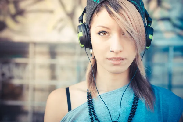 Frau hört Musik — Stockfoto