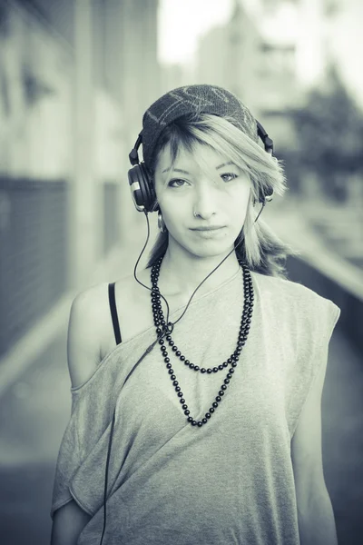 Woman listening music — Stock Photo, Image