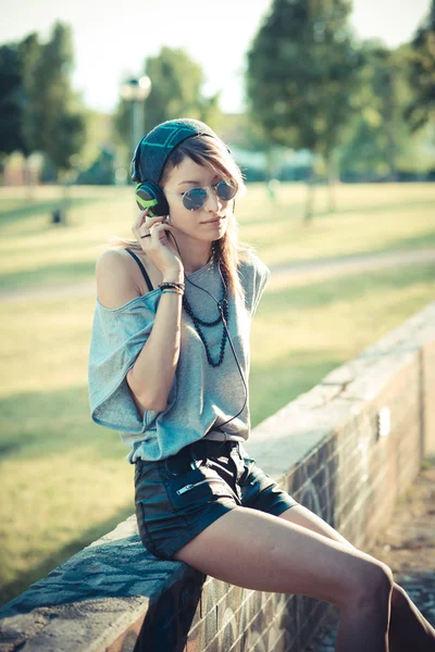 Mujer escuchando música —  Fotos de Stock