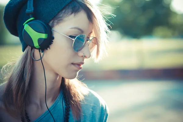 Müzik dinleyen kadın — Stok fotoğraf