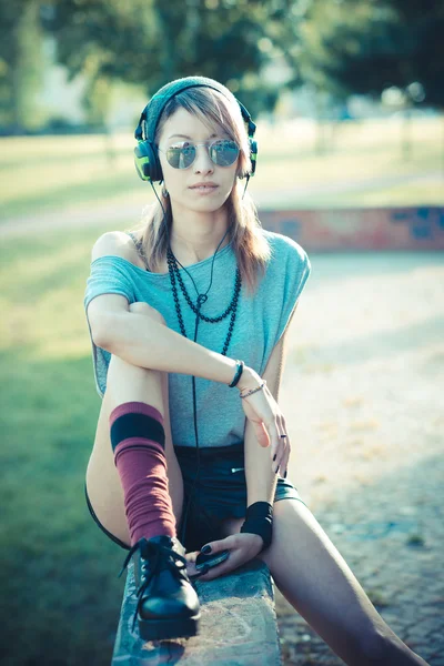 Mujer escuchando música —  Fotos de Stock