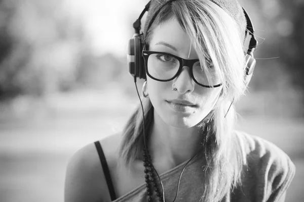 Mujer escuchando música — Foto de Stock