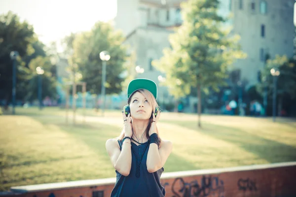 Frau hört Musik — Stockfoto