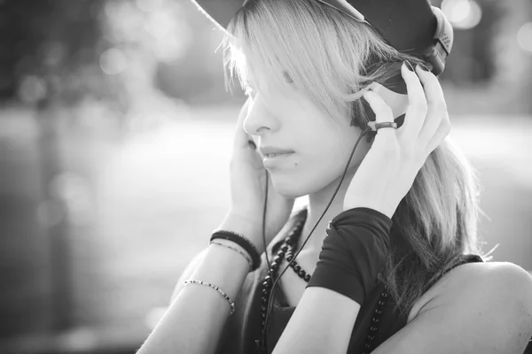 Mujer escuchando música — Foto de Stock