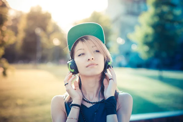 Frau hört Musik — Stockfoto