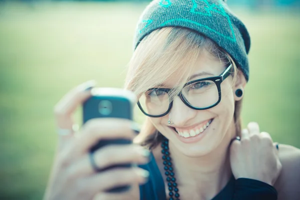 Vacker kvinna selfie — Stockfoto