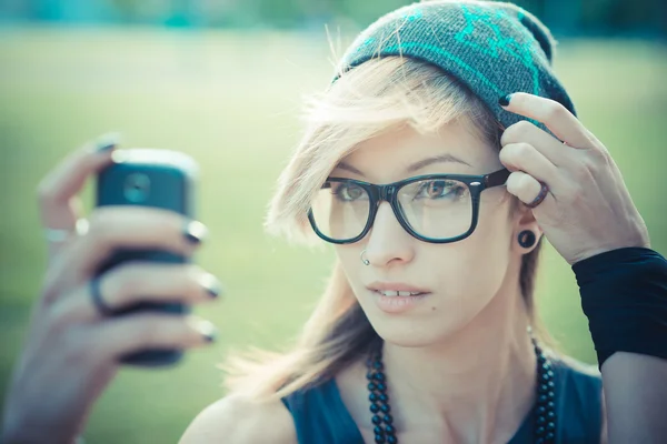 Vacker kvinna selfie — Stockfoto