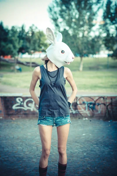Maschera coniglio giovane bella donna modello — Foto Stock
