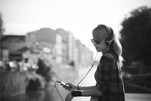 Junge schöne Modell Frau Musik hören — Stockfoto