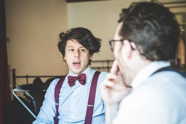 Dos jóvenes hipster elegante hombres trabajando —  Fotos de Stock