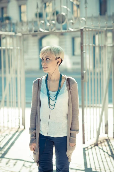 Hipster-Frau hört Musik — Stockfoto