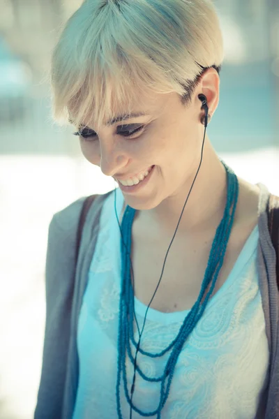Hipster kobieta słuchania muzyki — Zdjęcie stockowe
