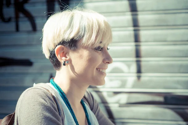 Hipster donna con bici — Foto Stock