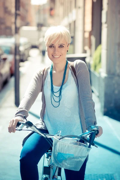 Hipster femme avec vélo — Photo