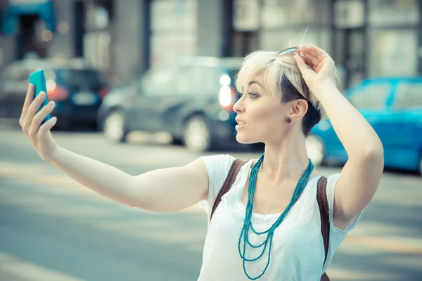 Hipster kvinna selfie — Stockfoto