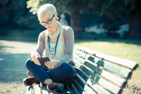 Mulher Hipster a utilizar comprimido — Fotografia de Stock