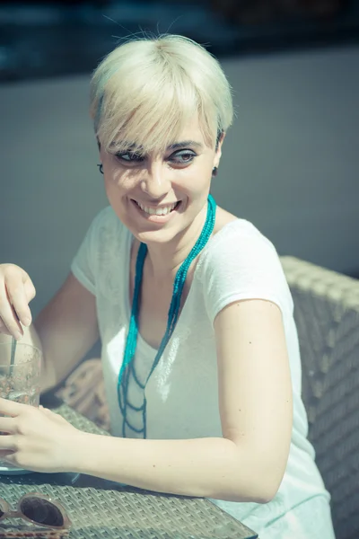 Kurze Haare Hipster Frau — Stockfoto